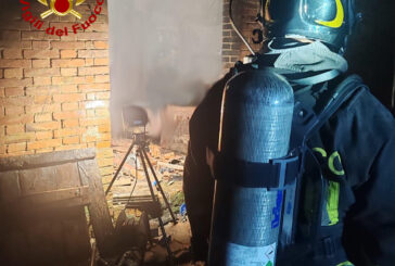 In fiamme un garage ad Asciano: impegno gravoso per i Vigili del fuoco