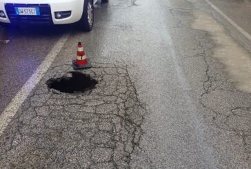 Cede l’asfalto in via Campansi: strada chiusa in via precauzionale