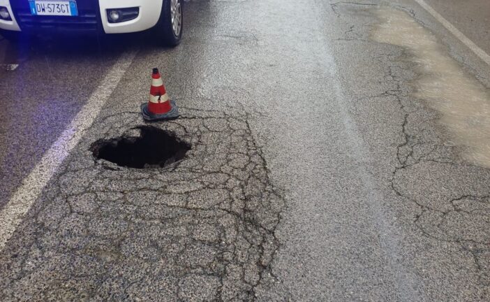Cede l’asfalto in via Campansi: strada chiusa in via precauzionale