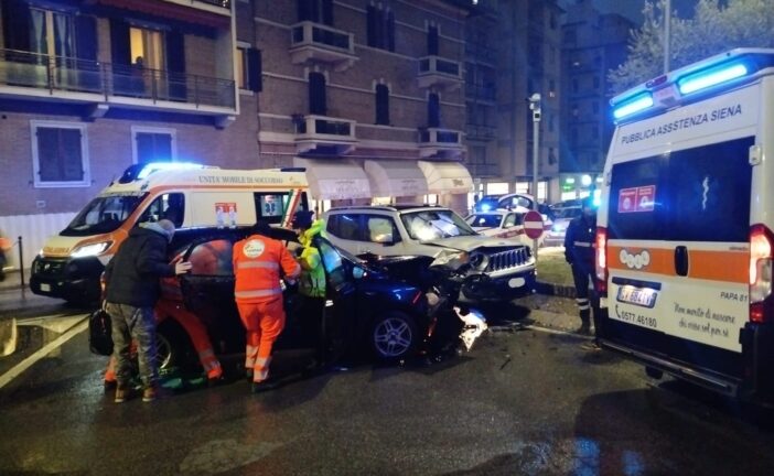 Incidente tra due auto alla rotonda di Palazzo Diavoli