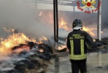 Incendio in un’azienda agricola ad Asciano: in fiamme 700 rotoballe e mezzi agricoli
