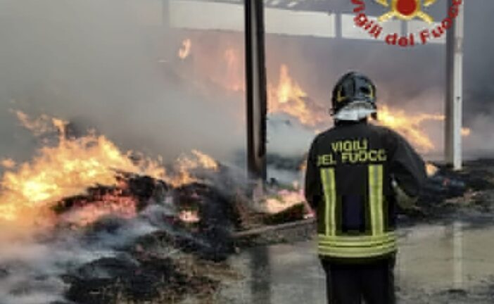 Incendio in un’azienda agricola ad Asciano: in fiamme 700 rotoballe e mezzi agricoli