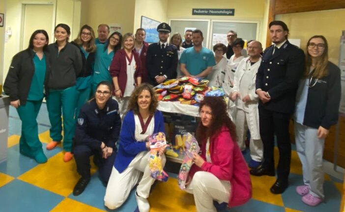 La Polizia Penitenziaria di Siena dona calze ai piccoli pazienti di Campostaggia