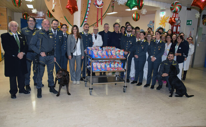 La Befana della Guardia di Finanza per i bambini ricoverati alle Scotte