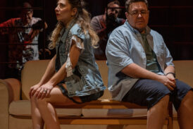 Breve apologia del caos: al Cinema Teatro Amiata una commedia sul nostro tempo