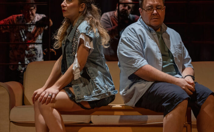 Breve apologia del caos: al Cinema Teatro Amiata una commedia sul nostro tempo