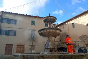 Sei pulisce ed igienizza la piazza di Castiglion d’Orcia