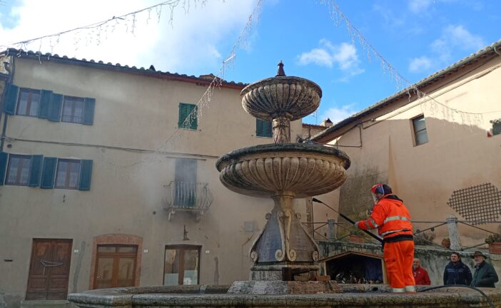 Sei pulisce ed igienizza la piazza di Castiglion d’Orcia