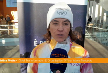 Fiamma Olimpica in sede torinese di Intesa Sanpaolo, Motta e Cascella tedofori