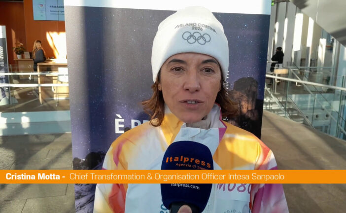 Fiamma Olimpica in sede torinese di Intesa Sanpaolo, Motta e Cascella tedofori