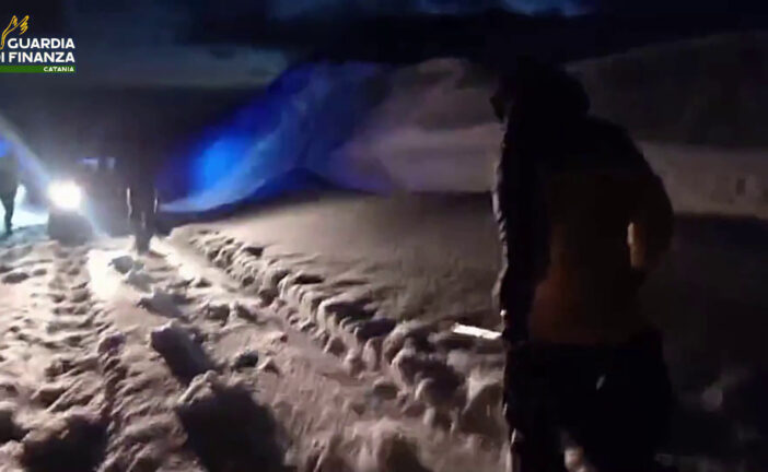 Bufera di neve sull'Etna, soccorse 5 persone rimaste bloccate in auto
