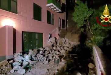 A Genova crolla un muraglione su un palazzo e un garage: le immagini