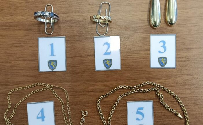 La Polizia cerca la signora truffata cui hanno rubato i gioielli