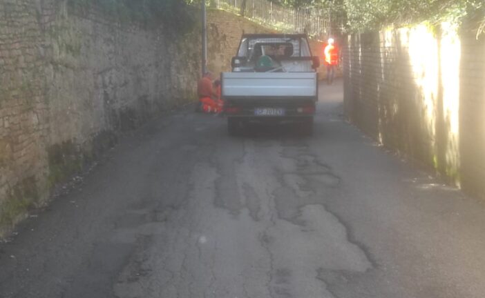 Chiusa strada del Linaiolo per un avvallamento