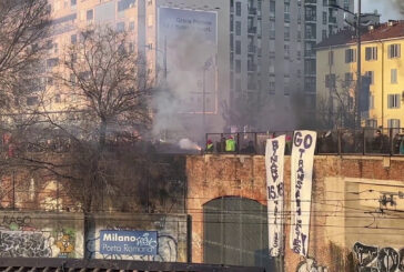 Corteo contro le Olimpiadi a Milano, lanciati petardi sui binari della ferrovia