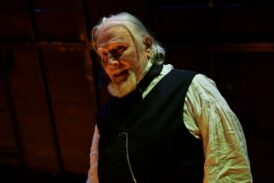 Moni Ovadia è il capitano Achab: l’ossessione di “Moby Dick” ai Rinnovati