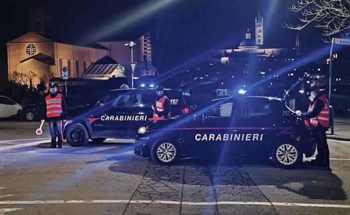 Maxi-controlli dei Carabinieri nel senese: 3 denunce e un locale sospeso a Poggibonsi