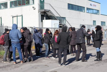 Attivisti in protesta davanti al mattatoio di Colle di Val d’Elsa