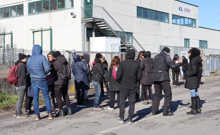 Attivisti in protesta davanti al mattatoio di Colle di Val d’Elsa