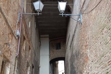 “Assistere il buio”: 17 artisti per 17 lanterne di illuminazione pubblica