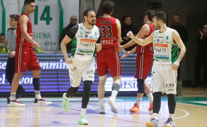 Spettacolo ed emozioni nella gara tra Mens Sana e Lucca. La spuntano gli ospiti