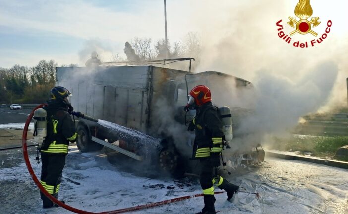 Rapolano: intervento dei Vigili del fuoco per l’incendio di un mezzo