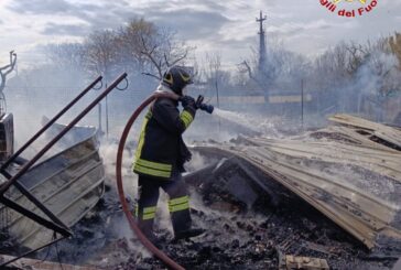 Fiamme in un deposito a Montepulciano Stazione
