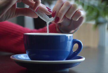 Microplastiche nello zucchero, oltre mille particelle nelle bustine da bar