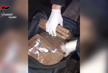A Palermo arrestati due corrieri della droga, sequestrati hashish e armi