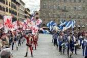 In Piazza della Signoria le bandiere dei Canneti e dei Bandierai degli Uffizi