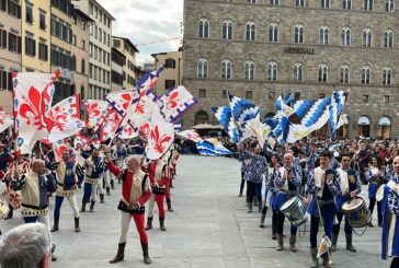 In Piazza della Signoria le bandiere dei Canneti e dei Bandierai degli Uffizi