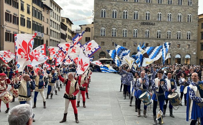 In Piazza della Signoria le bandiere dei Canneti e dei Bandierai degli Uffizi
