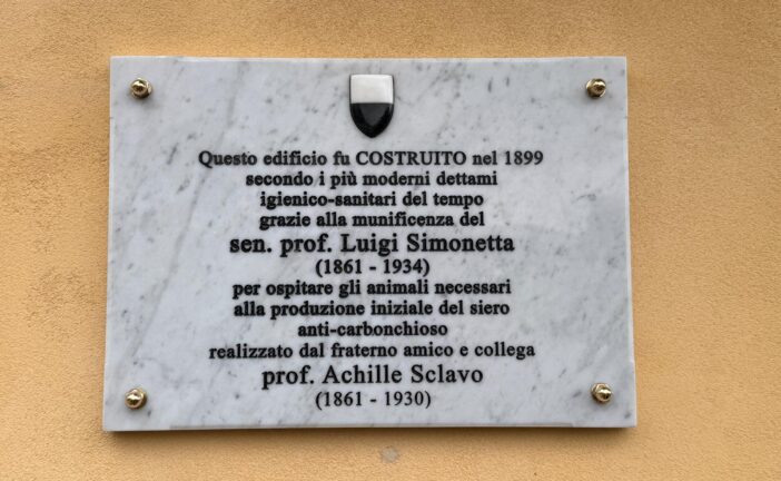 Via Laterina: una targa ricorda il primo laboratorio di Achille Sclavo