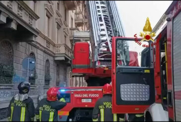 Incendio in una palazzina a Milano, evacuati i condomini: le immagini