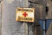 “Zona ospedaliera: fare silenzio”: i cartelli da riesumare