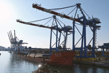 Medov, le operazioni di scarico delle nuove gru al terminal SECH di Genova