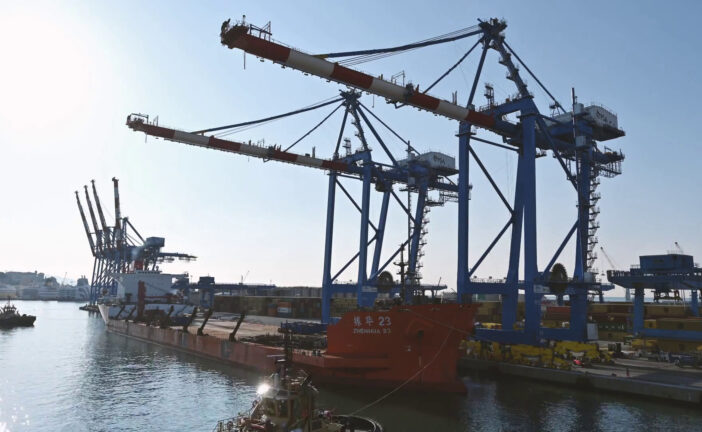 Medov, le operazioni di scarico delle nuove gru al terminal SECH di Genova