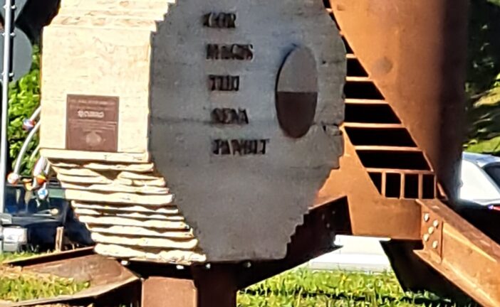 Rotatoria Fontebecci: la targa e le scritte vanno rimosse