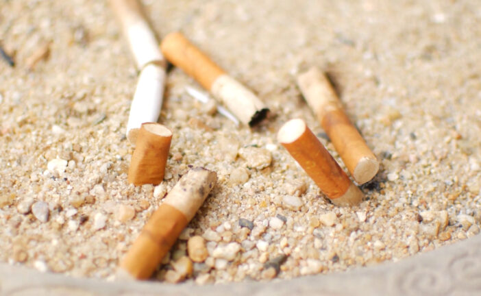 Spiagge italiane, boom di mozziconi e plastica