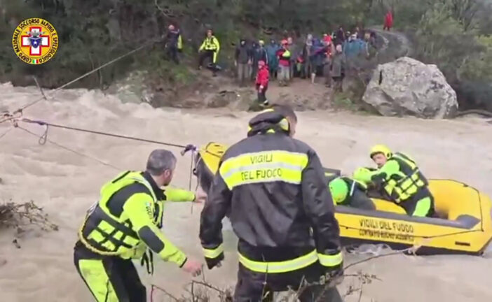 Maltempo, tratti in salvo 32 turisti rimasti isolati nel Messinese: le immagini