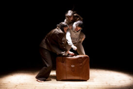 “Aut-Aut” di Margot Theatre Company: i dubbi del mondo giovanile in scena all’Alfieri