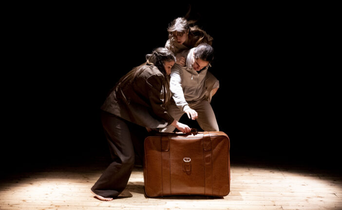 “Aut-Aut” di Margot Theatre Company: i dubbi del mondo giovanile in scena all’Alfieri