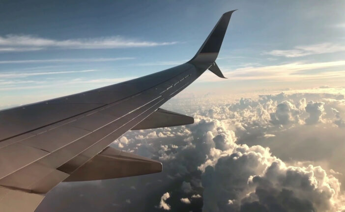 Trasporto aereo in crescita a febbraio, ma pesano le tensioni