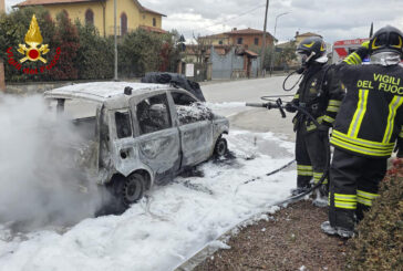 Sinalunga: in fiamme un’auto a metano e benzina