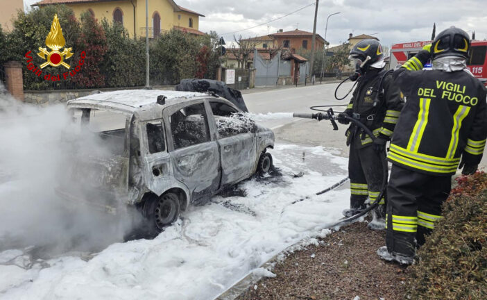 Sinalunga: in fiamme un’auto a metano e benzina