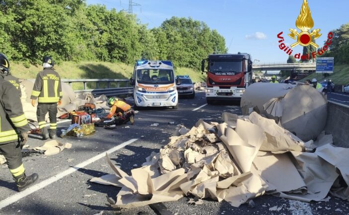 A1: due feriti molto gravi nell’auto travolta dal carico di un camion