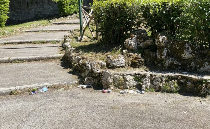 Il degrado alla Lizza e lungo le scale vicine all’asilo Monumento