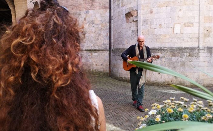 Guide per Gaza: un tour tra poesia e solidarietà a sostegno di EMERGENCY