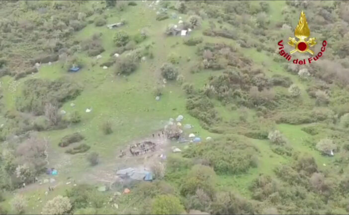 Frane nel Messinese, 50 persone bloccate nei boschi a San Fratello: le immagini