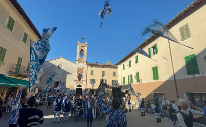 E’ Festa medievale in Val d’Orcia con Il Bianco e l’Azzurro